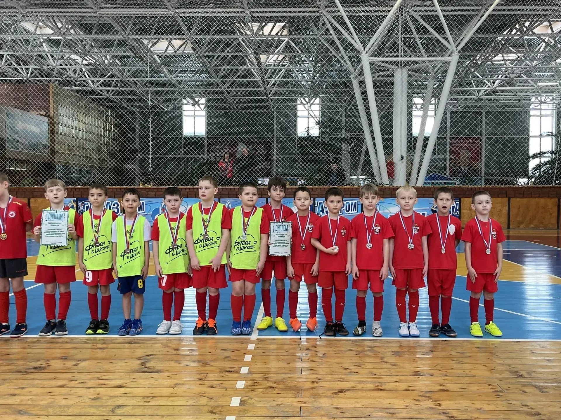 Первые медали и настоящие эмоции: в Манчаже прошёл турнир по мини-футболу!